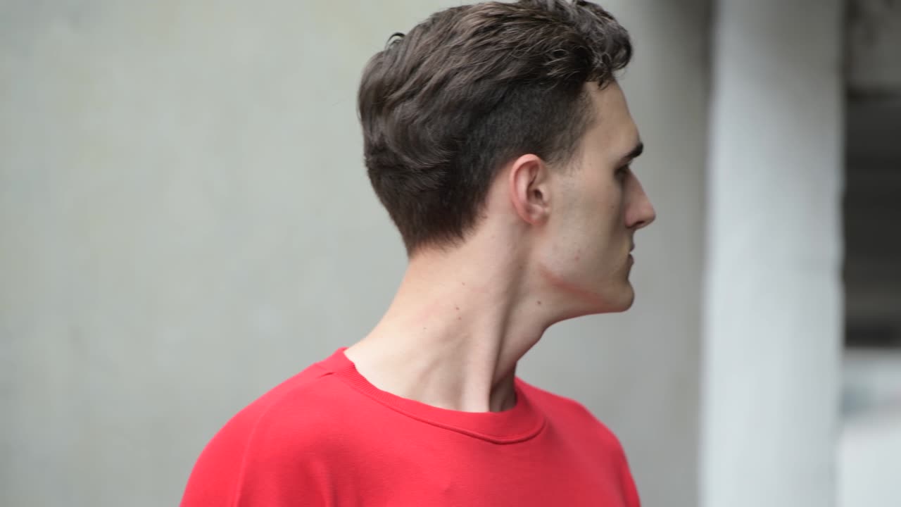 생각하는 젊은 잘 생긴 남자