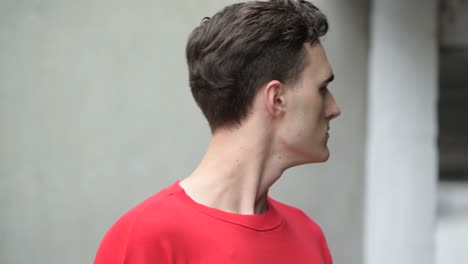 joven hombre guapo pensando