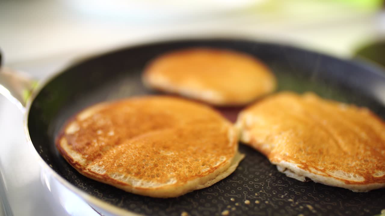 un primer plano de punks dorados en una sartén, una bruma blanca ligera.