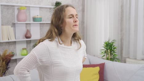 la mujer no puede respirar y se enferma.