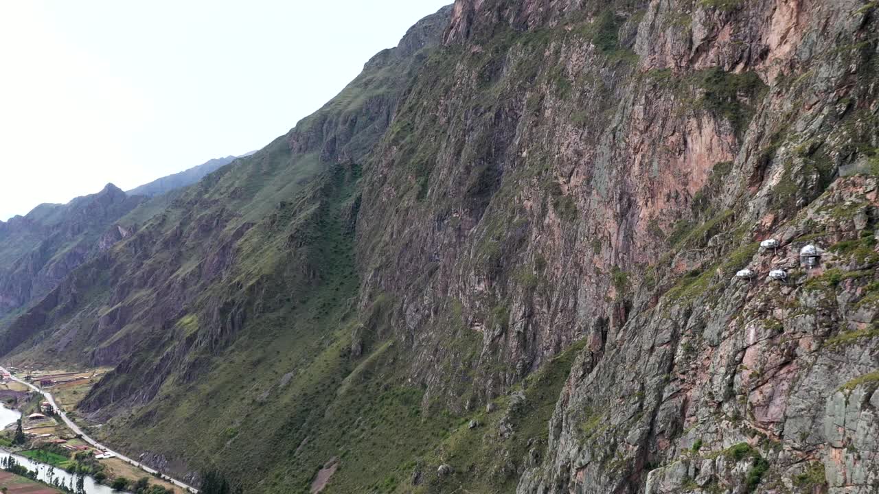 tomas de drones de escaladores en los acantilados de urubamba en cusco, perú