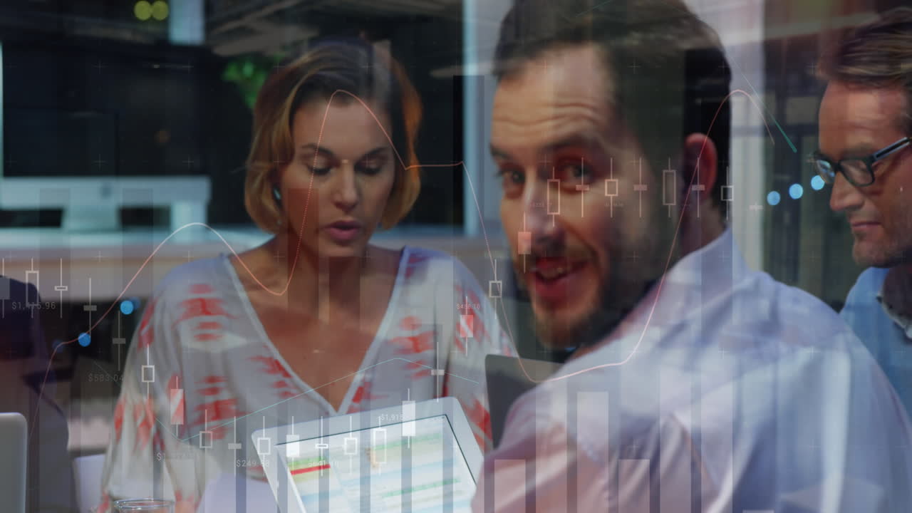 animación del procesamiento de datos financieros sobre diversas personas de negocios