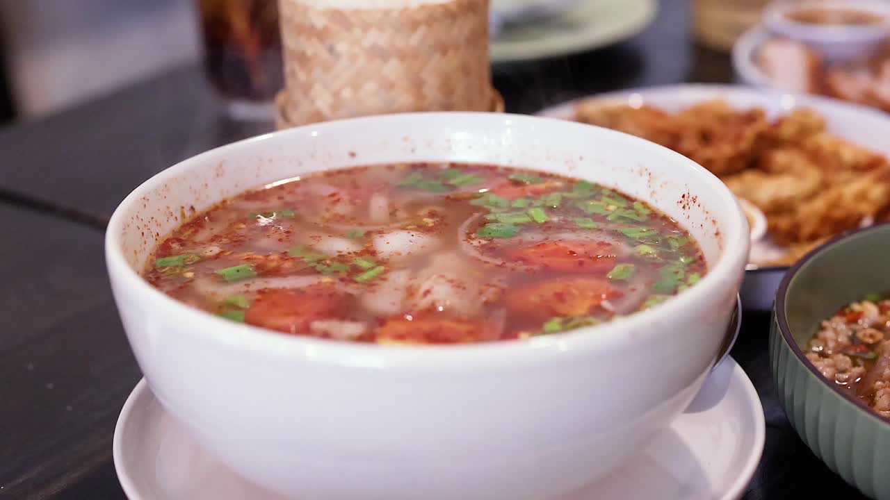 맛있는 수프와 함께 제공되는 조리 음식
