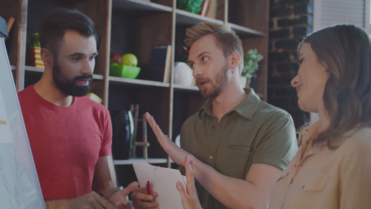 사무실에서 이야기하는 사업가들. 창의적인 사람들 그룹의 브레인스토밍 회의