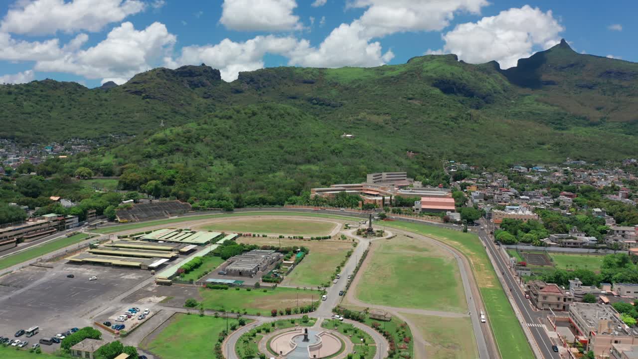 인도양에 있는 도시. 아름다운 이 나는 날에 포트루이스의 공중 풍경. 모리셔스 섬의 수도.