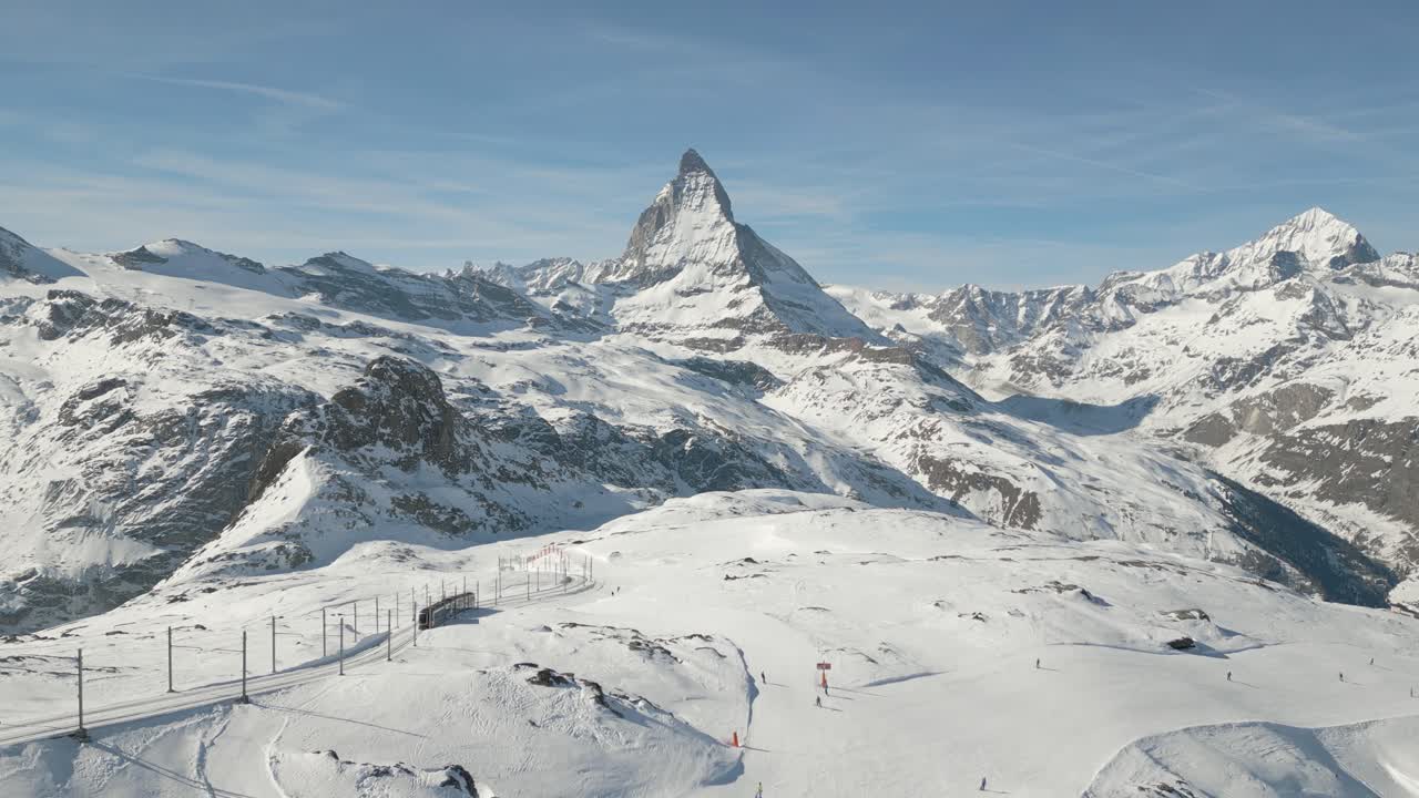 matterhorn 4k imágenes aéreas cinematográficas con un tren que pasa por - zermatt - suiza