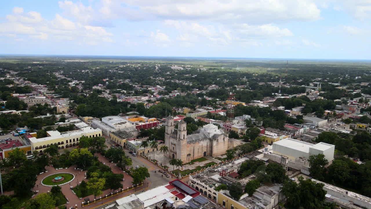 toma aérea del parque principal en valladolid méxico