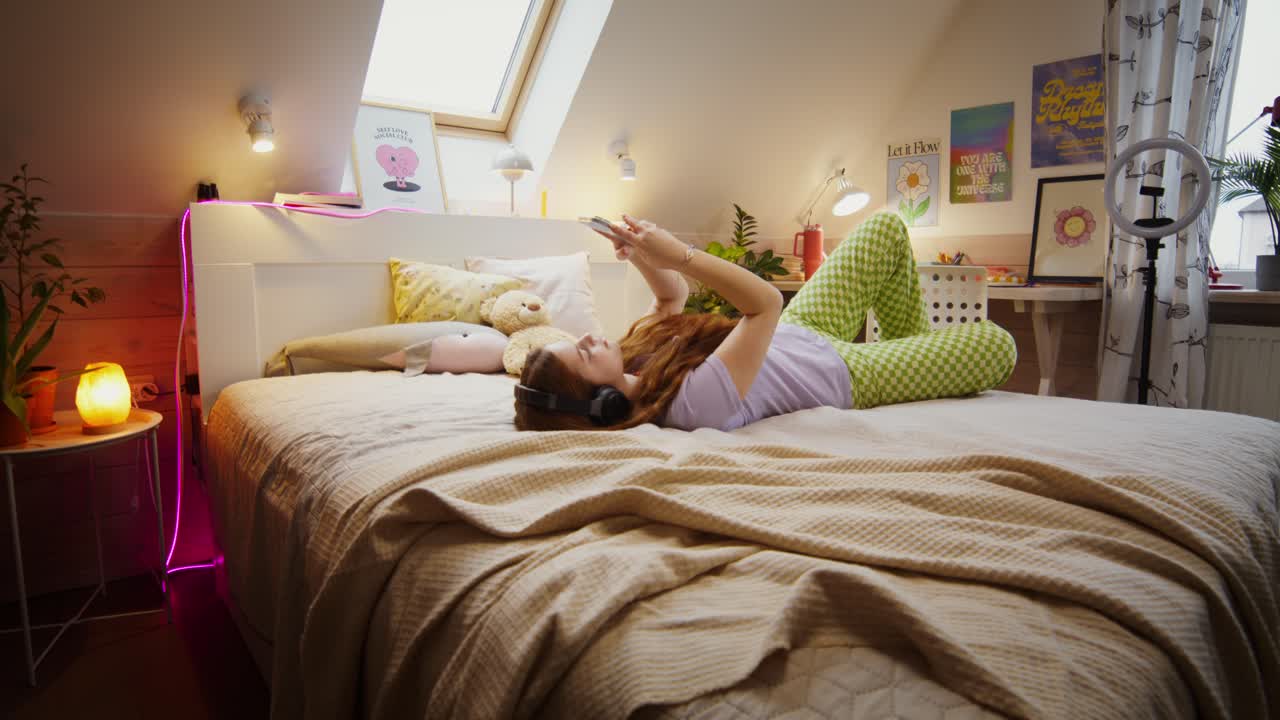 십대 소녀가 침실에서 휴식을 취하고 있습니다.