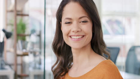 retrato de una exitosa empresaria emprendedora en una oficina ocupada