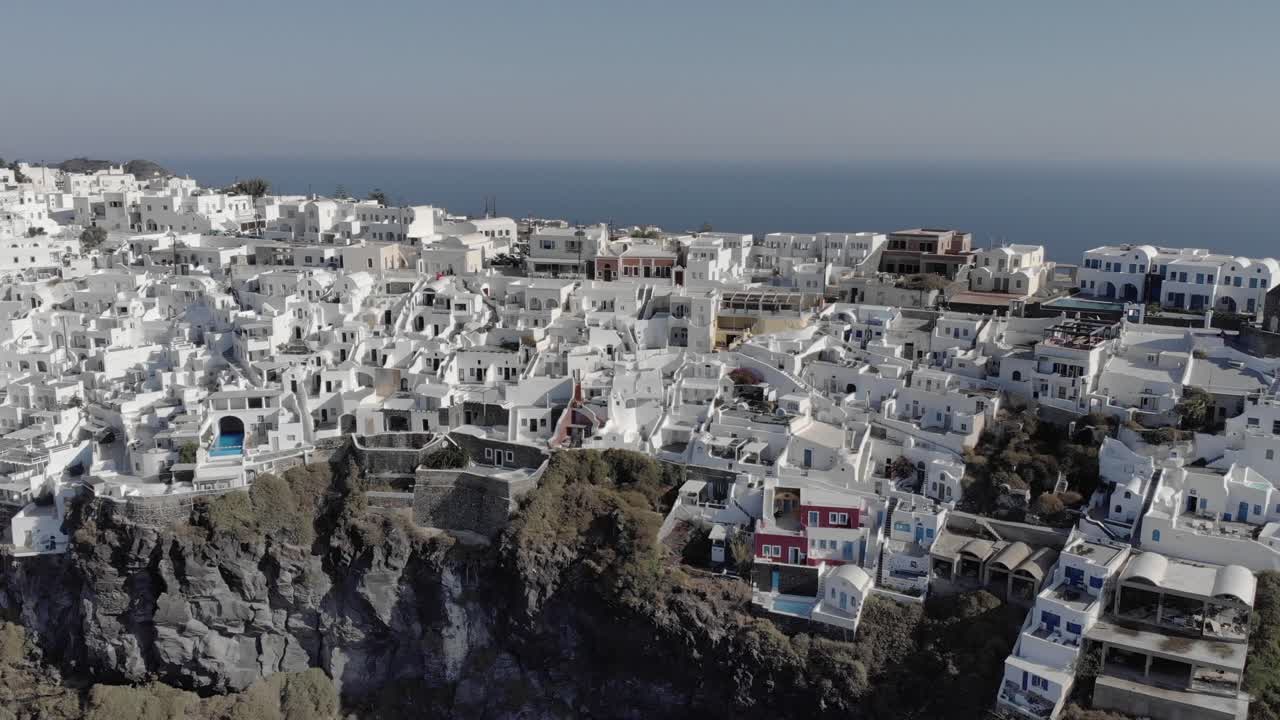aérea: arquitectura griega y la sombra de las ricas casas de santorini en lo alto de un acantilado