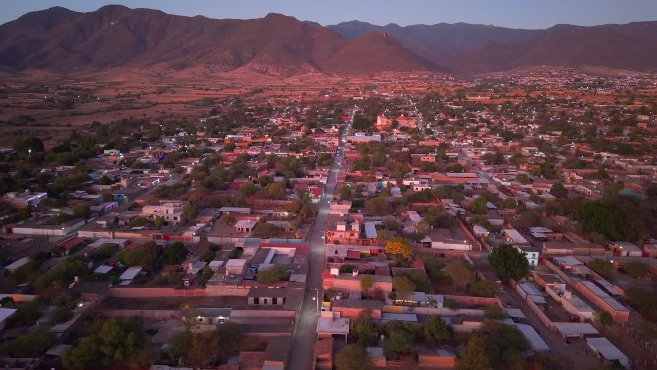 Vista aerea al tramonto delle vie cittadine e delle case a Oaxaca, Messico
