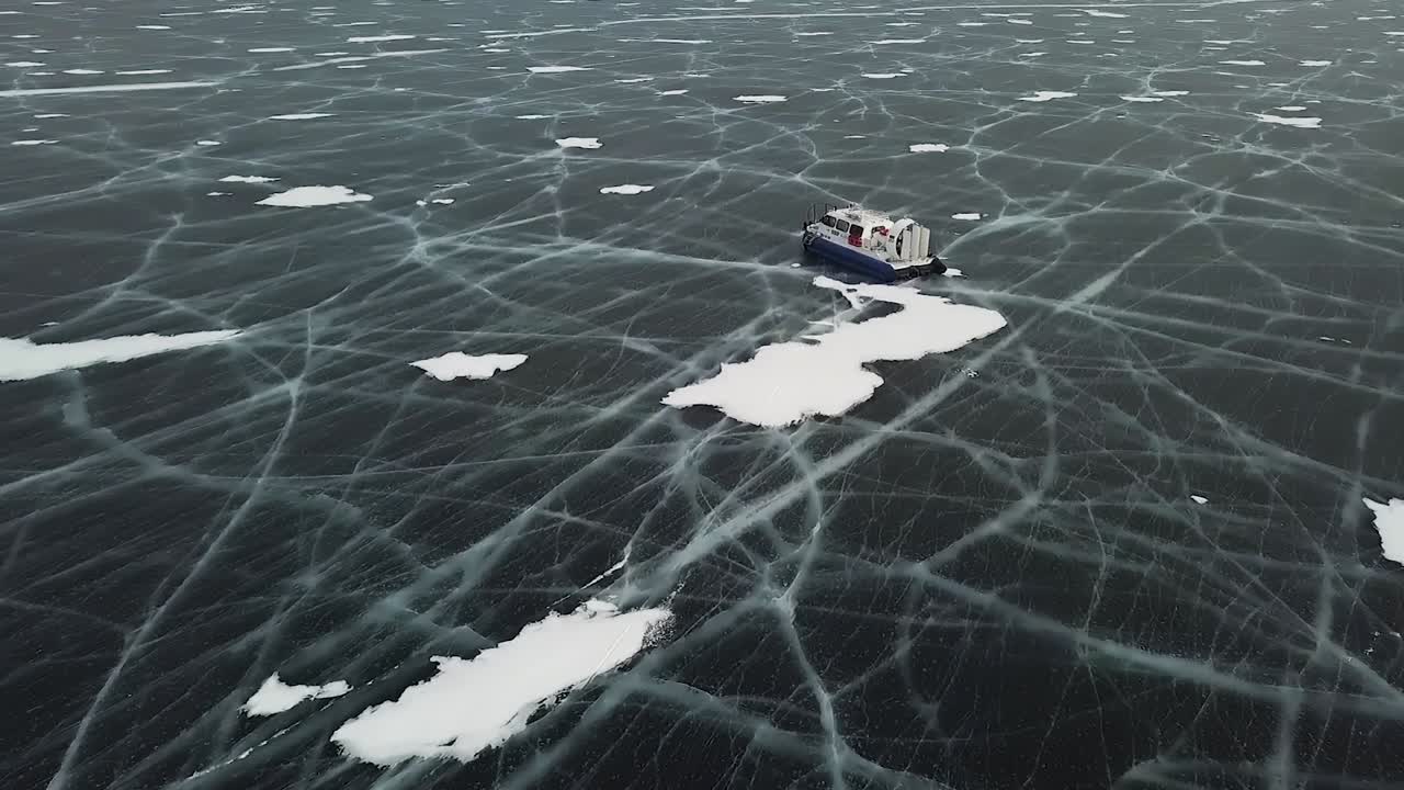 얼어붙은 호수 에 있는 얼음 보트