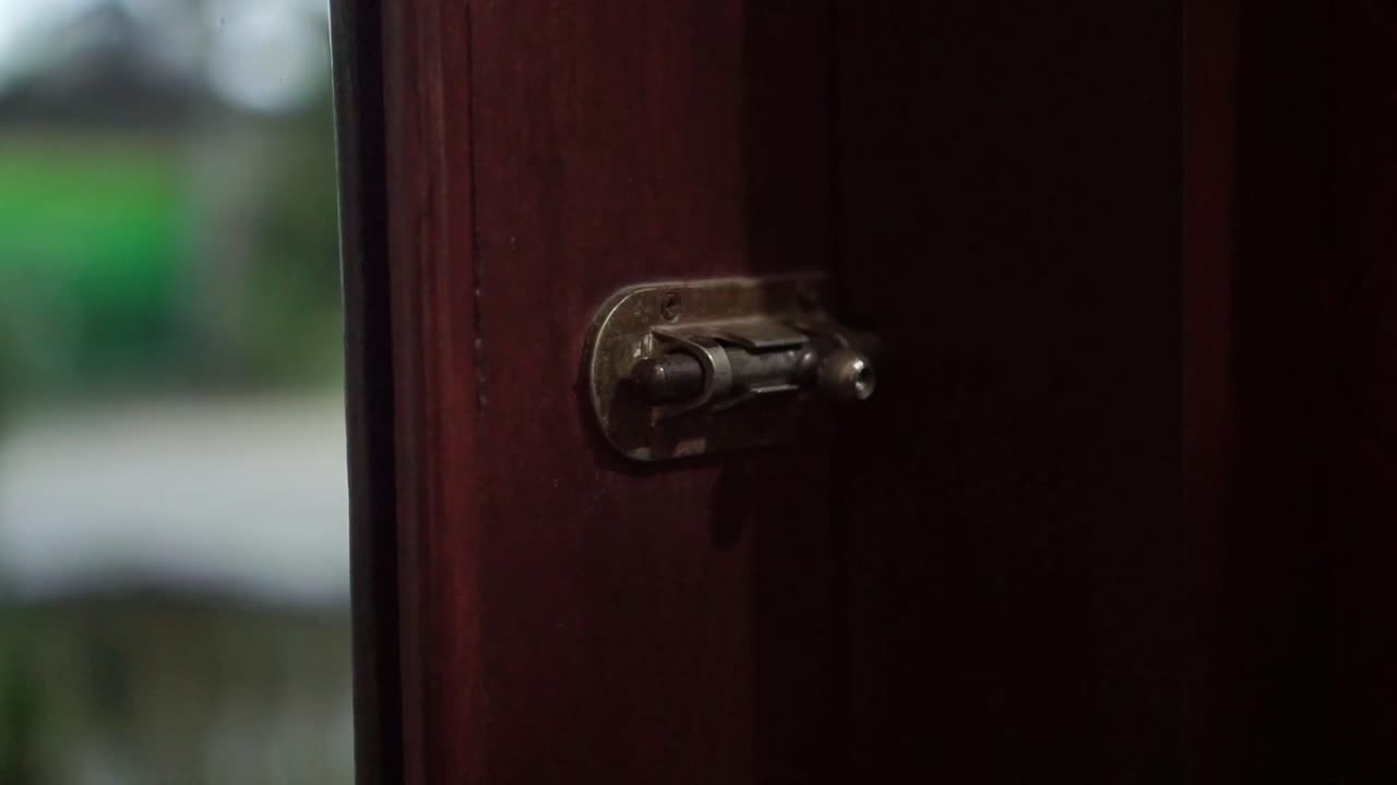 Persone che aprono una porta con una chiave tradizionale. Un momento di vita reale che mostra la sicurezza domestica, il controllo degli accessi e lo stile di vita casalingo.