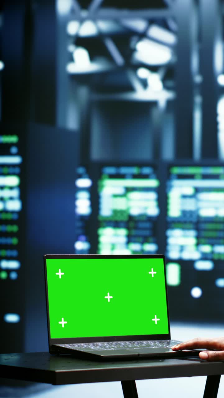 Vertical video Supervisor using green screen laptop