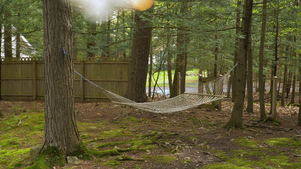 울타리로 둘러싸인 캠핑장에서 숲의 나무에서 매달린 빈  하마크