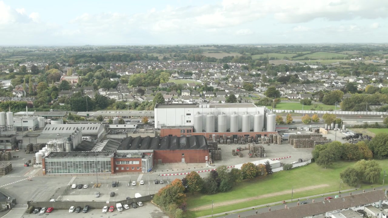Dundalk Bay Brauerei und Destillerie von oben gesehen in der Stadt Dundalk, Irland, an einem teilweise bewölkten Tag