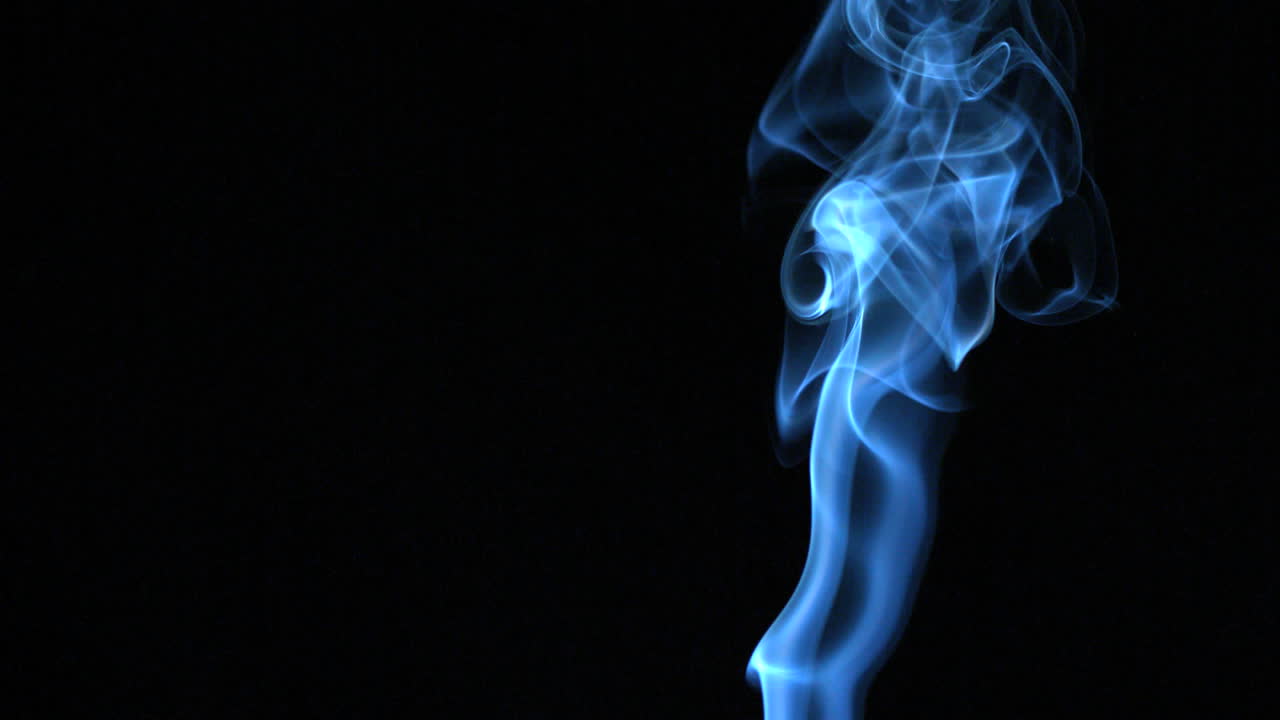 Fumo blu che sale