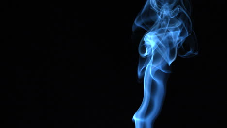 humo azul subiendo