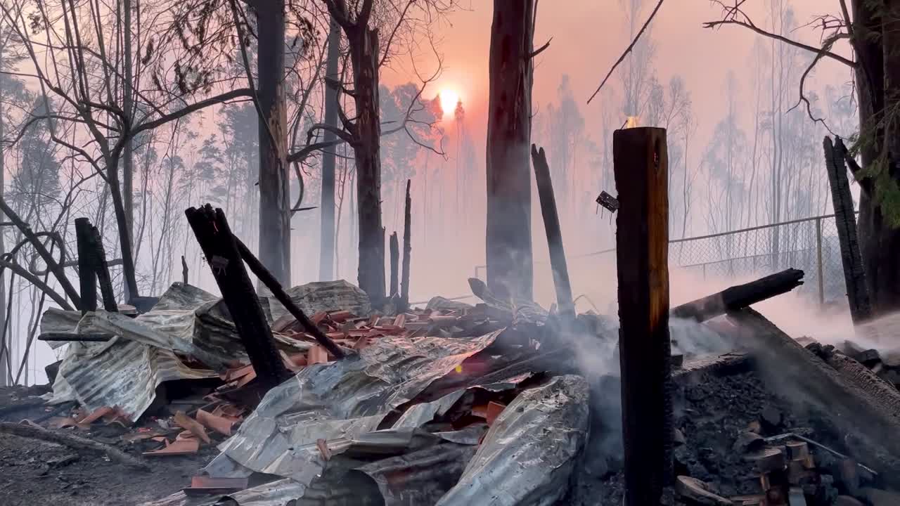 una casa quemada permanece después de que se produjo un incendio forestal