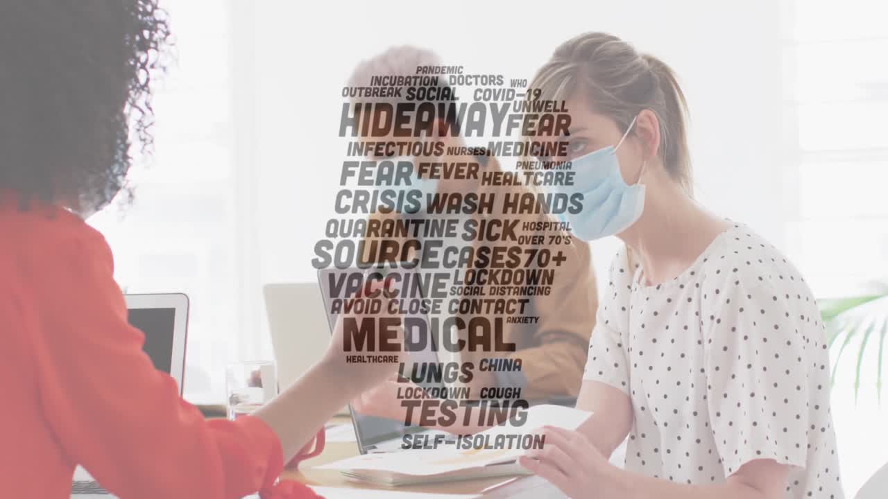 사무실에서 얼굴 마스크를 쓰고 있는 동료들과 함께 떠다니는 단어들의 애니메이션