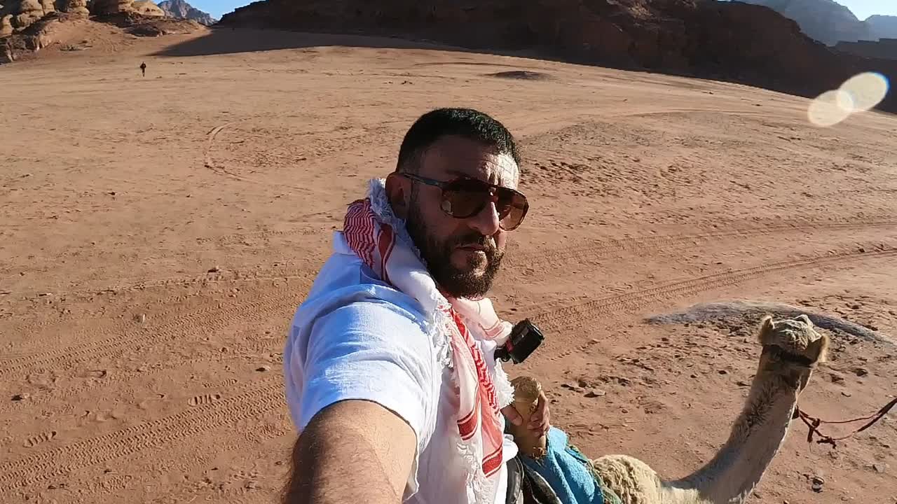 montando un camello a través de wadi rum en slomo
