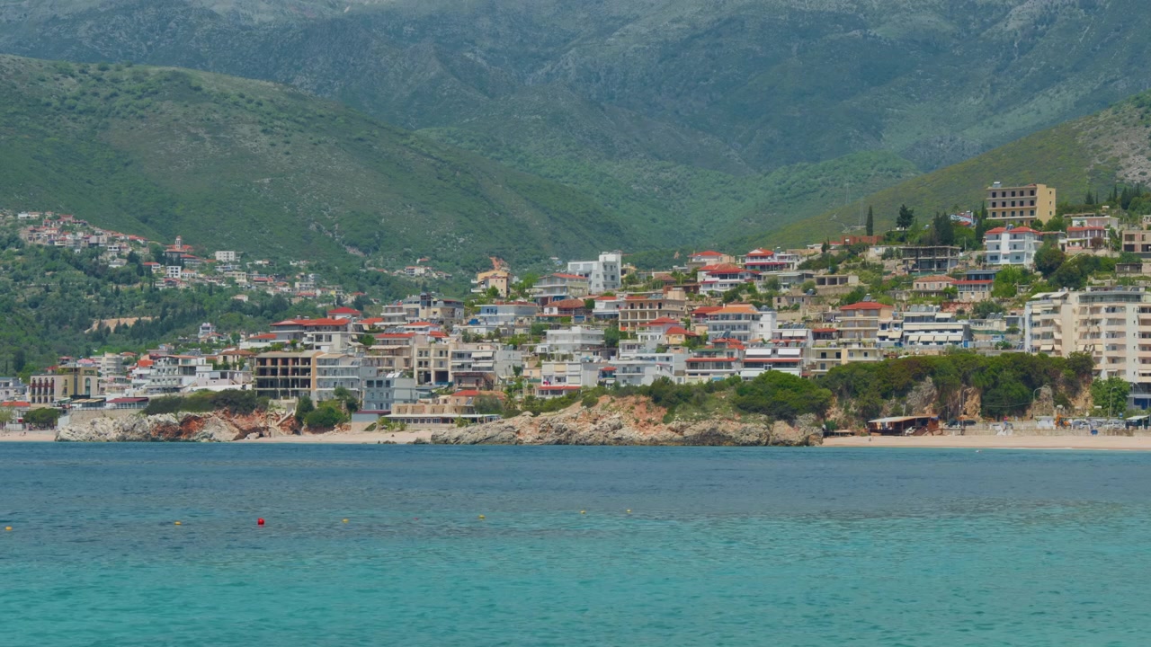 Kıyı şehri mimarisi ve plaj evleri detayı. Gün ışığında okyanus kıyısına yakın konumlanmış deniz kenarı tatil kasabası binalarının yakın çekim manzarası.