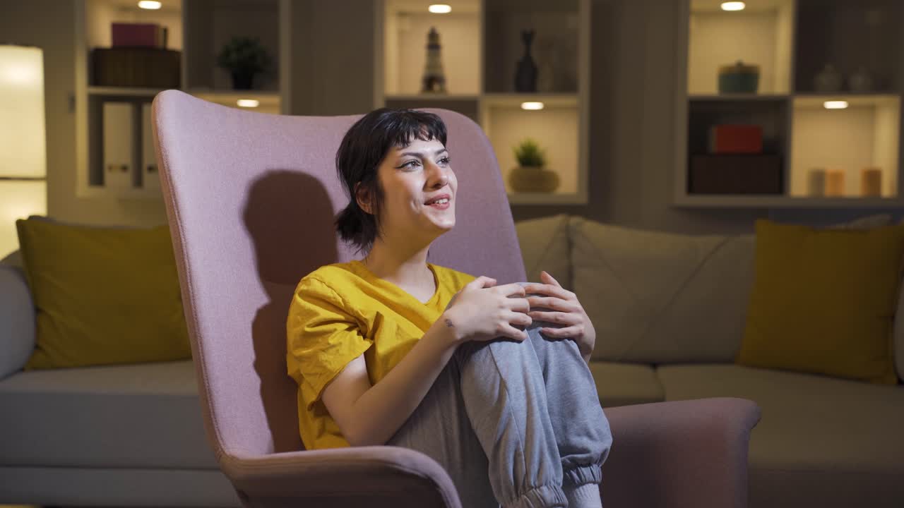 la joven que habla sola y se ríe.