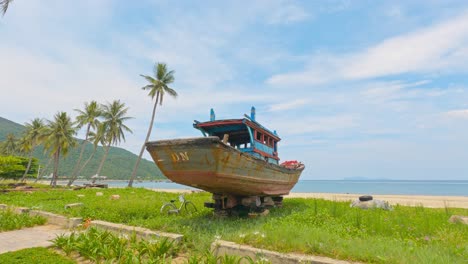 Antiguo-Barco-Pesquero-Vietnamita-Vintage-Abandonado-Cerca-De-La-Playa-Costera