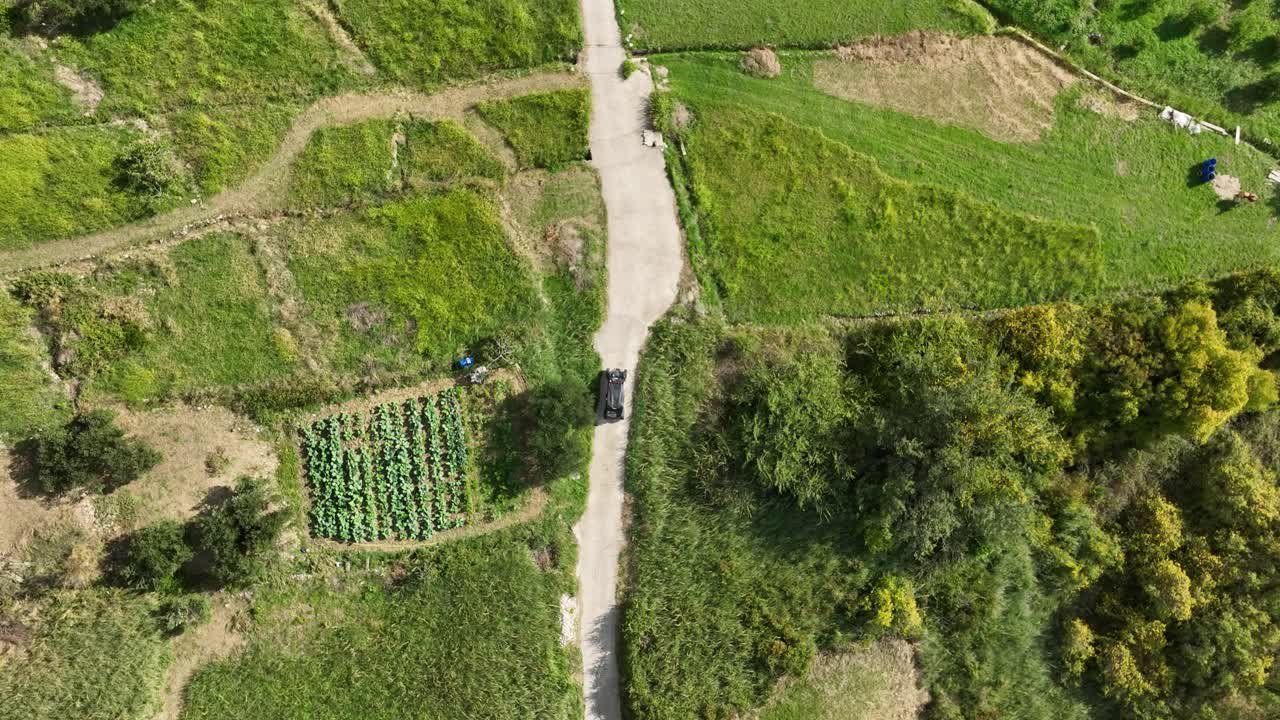 도로와 차량이 있는 시골 풍경의 공중 사진