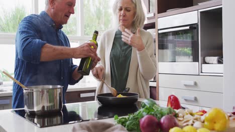 Senior-caucasian-couple-at-home-in-the-kitchen