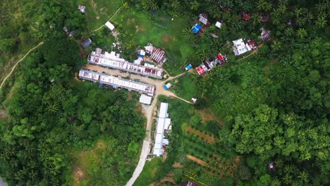 Vista-Superior-De-Las-Estructuras-De-La-Casa-En-El-Paisaje-Rural-De-Sitio-Kanse-En-San-Bernardo,-Leyte,-Filipinas