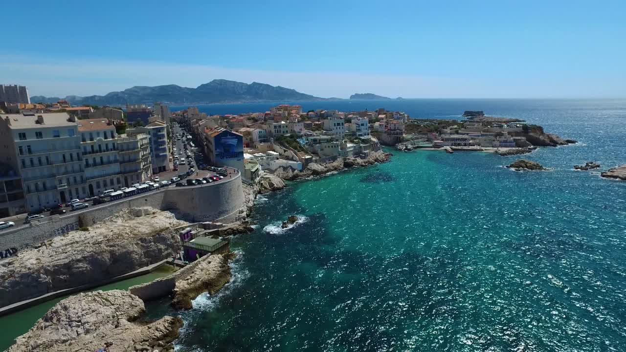 Fransa, Cote d'Azur, Menton'un eski şehir evleri ve Fransız Rivierası'ndaki denizin havadan görünümü.