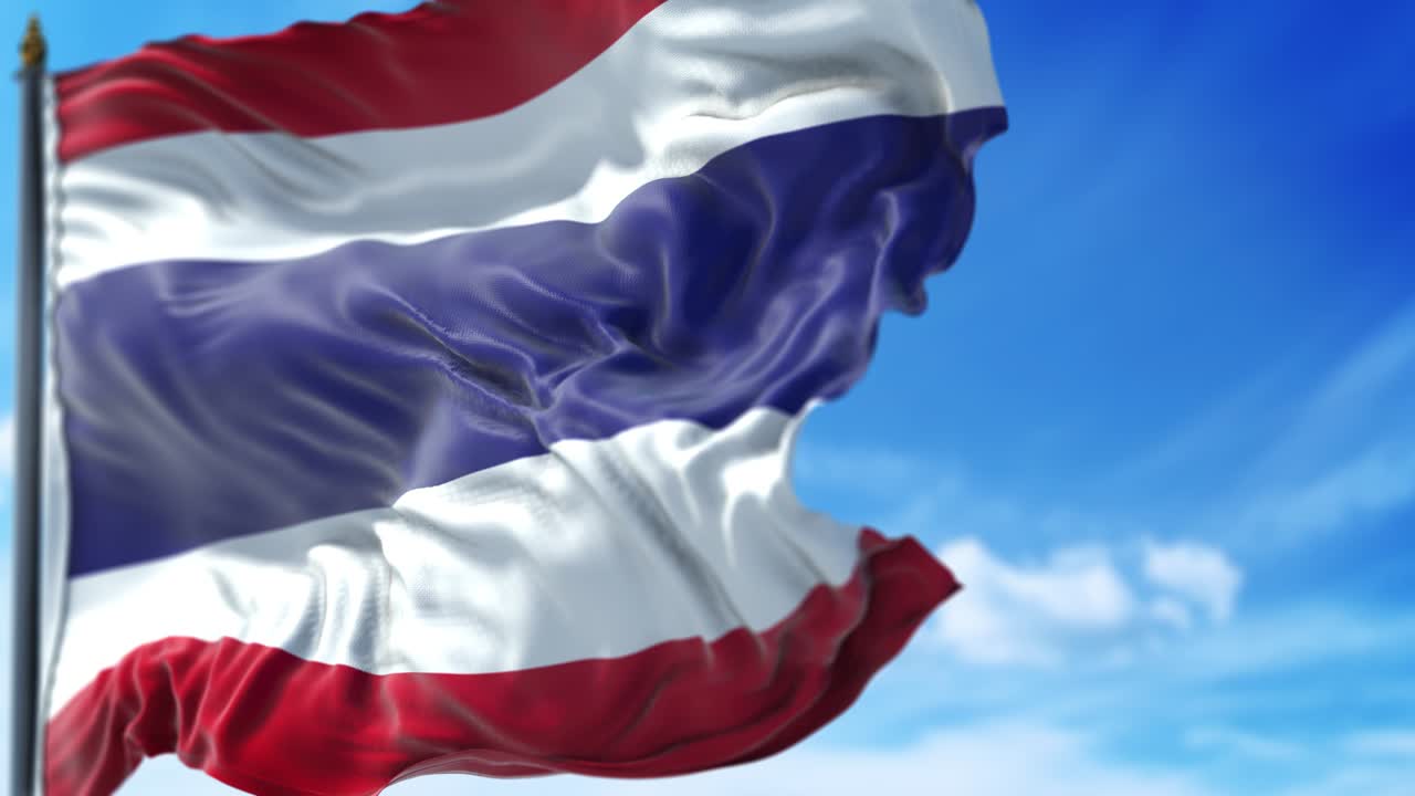 тайский флаг медленно размахивает на синем небе.