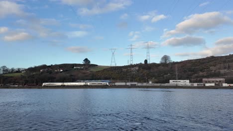 Tren-De-Cercanías-Que-Llega-A-La-Estación-De-Waterford-A-Lo-Largo-De-La-Orilla-Del-Río-Suir