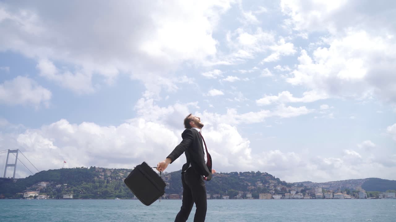 성공한 기업가가 바다에서 축하하고 있습니다.