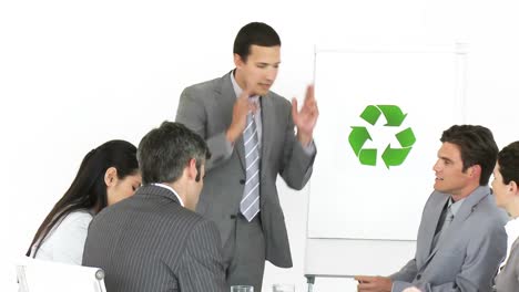 hombre de negocios ambicioso presentando el concepto de reciclaje