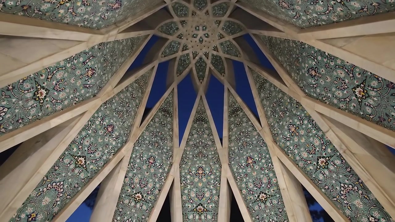 Vista de Ângulo Baixo da Arquitetura Intrincada de Teto Persa à Noite