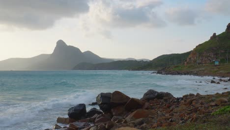 una imagen de ensueño de las olas que chocan contra la playa rocky en la isla de con dao, vietnam.