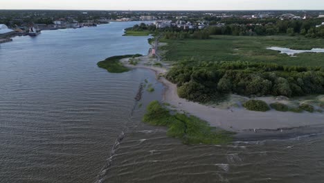 el avión se retira de la desembocadura del río en la ciudad portuaria del báltico, parnu, estonia.