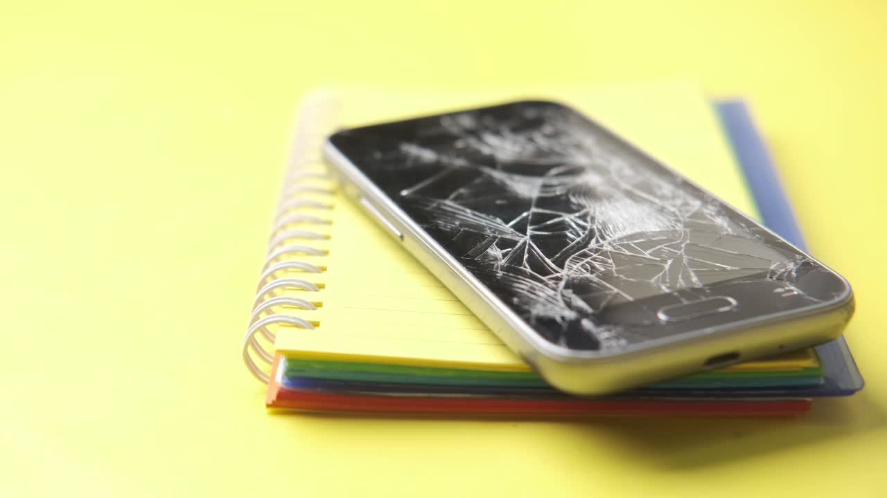 노트북에 깨진 스마트폰