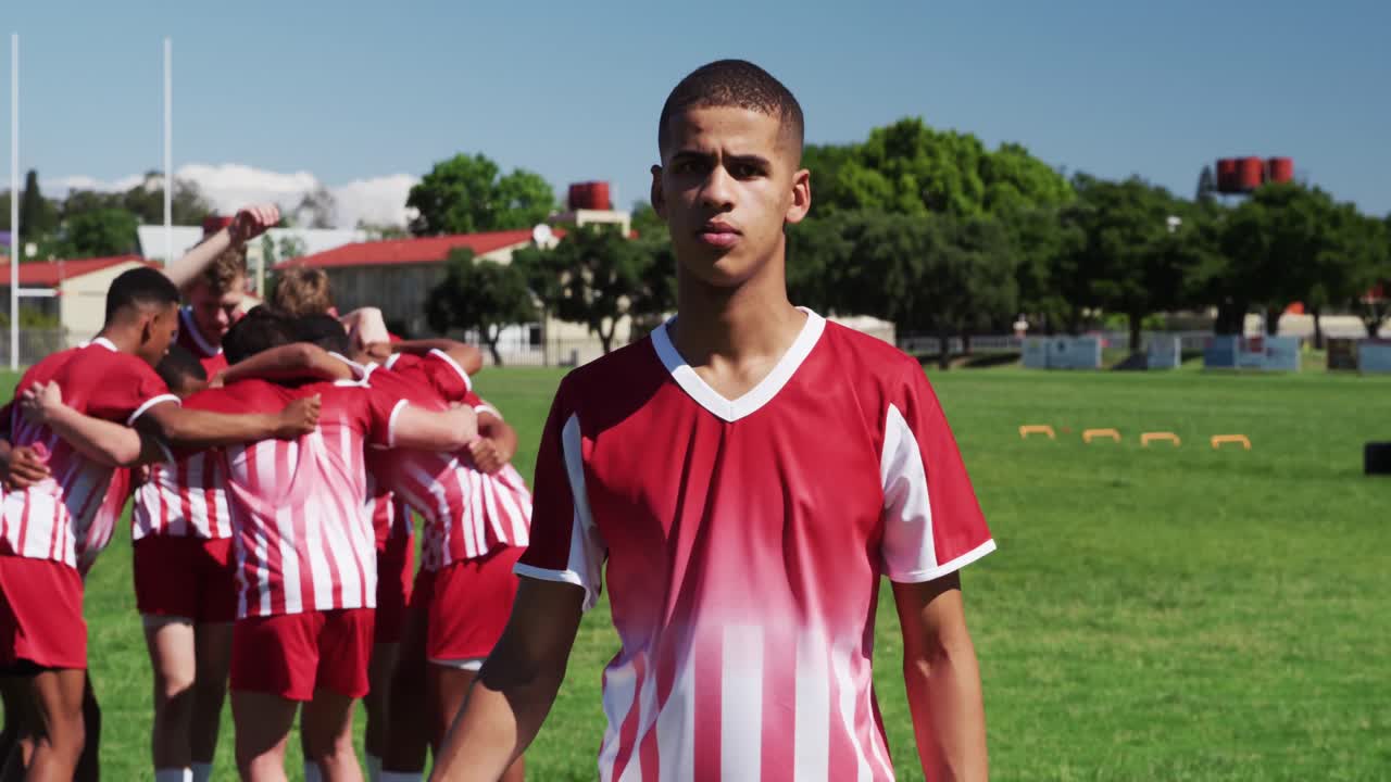 럭비 선수 가 카메라 를 보고 있다