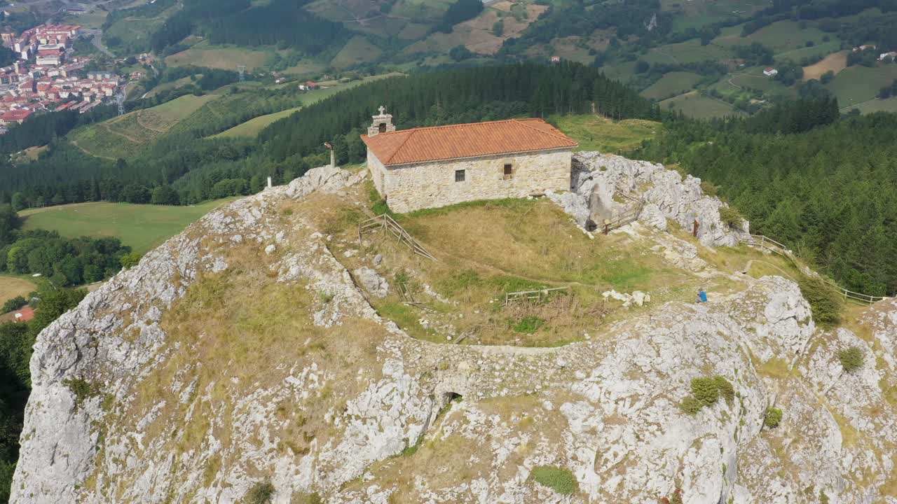 vista aérea de drones de la ermita de aitzorrotz en la cima de una montaña en el país vasco