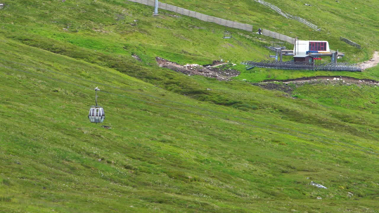 케이블카의 회색 케이블카 트레이는 스코틀랜드에서 가장 높은 벤 네비스 산 정상을 오가는 관광객을 수송합니다.