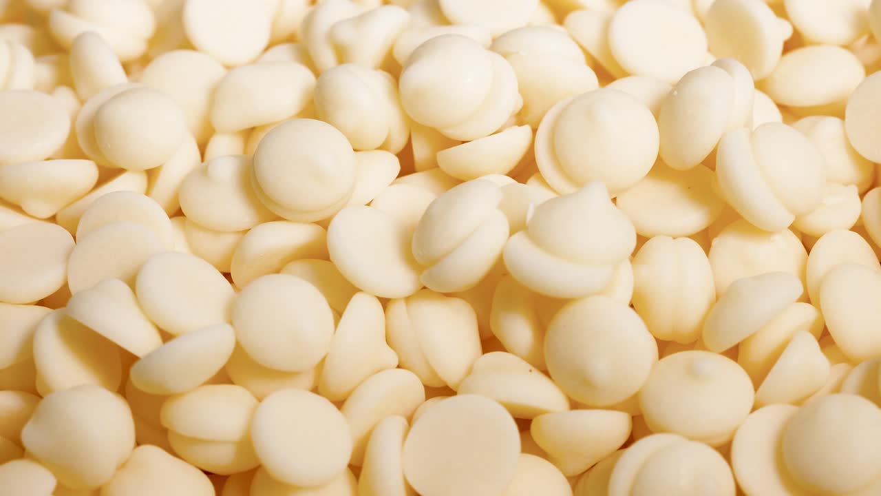 trozos de chocolate blanco moviéndose en una pila