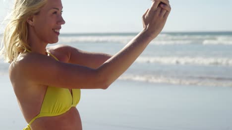mujer tomando una selfie en el teléfono móvil en la playa