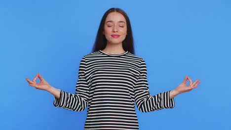 젊은 여성은 깊이 숨을 쉬고, 눈을 감고, 집중된 생각으로 명상하며, 평화로운 마음으로