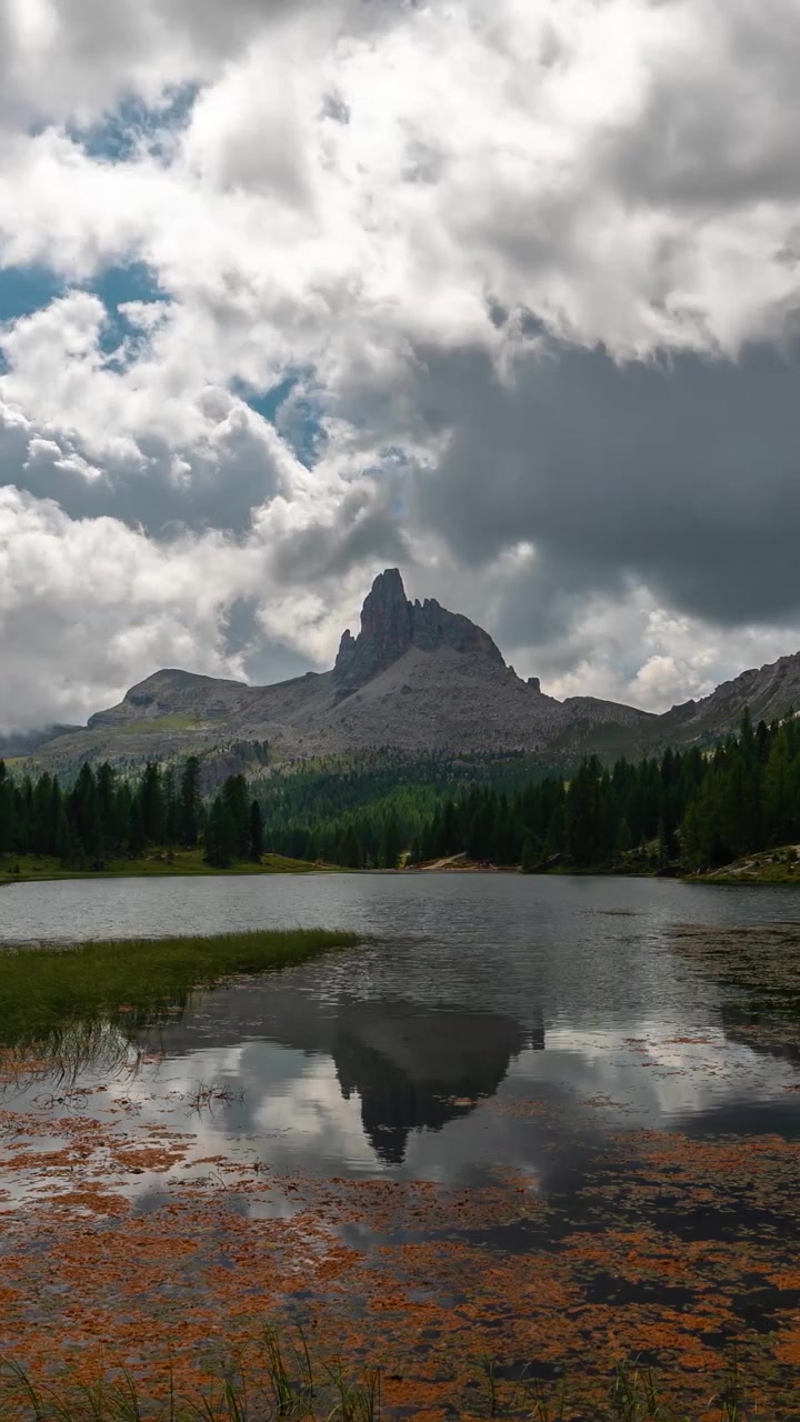 Timelapse verticale di nuvole che si muovono sopra le cime delle Alpi italiane e il Lago di Federa.