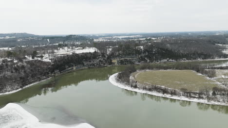 Ruhiges-Wasser-Des-Flusses-Mit-Neills-Bluff-Im-Winter-In-Fayetteville,-Arkansas,-USA