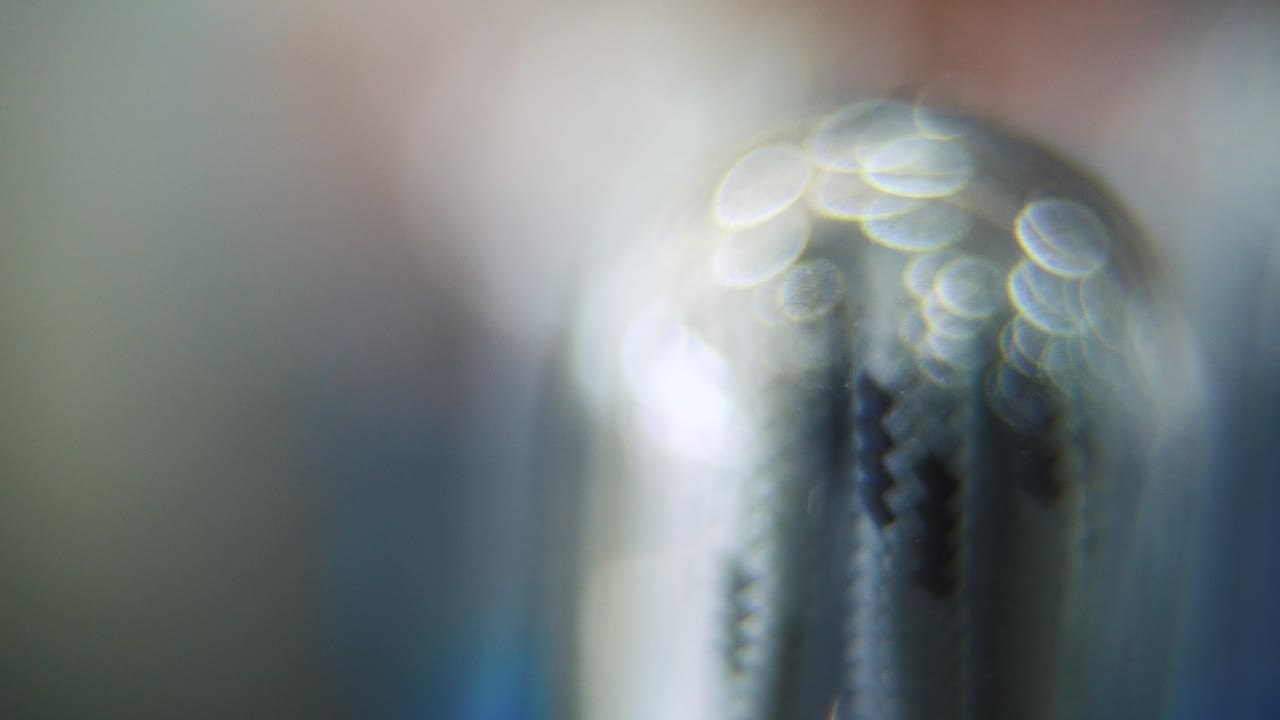 macro primer plano, cable usb en una cubierta de plástico redonda, bokeh de ensueño, cable de carga en una caja transparente brillante