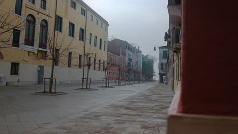 manhã nebulosa no beco veneziano, itália